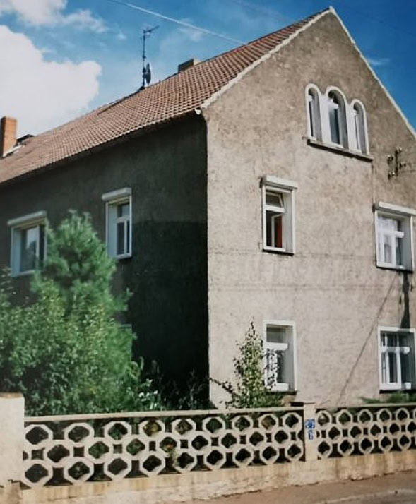 Das Bild zeigt ein unsaniertes Mehrfamilienhaus und dient als Bild im Bereich Motivation.