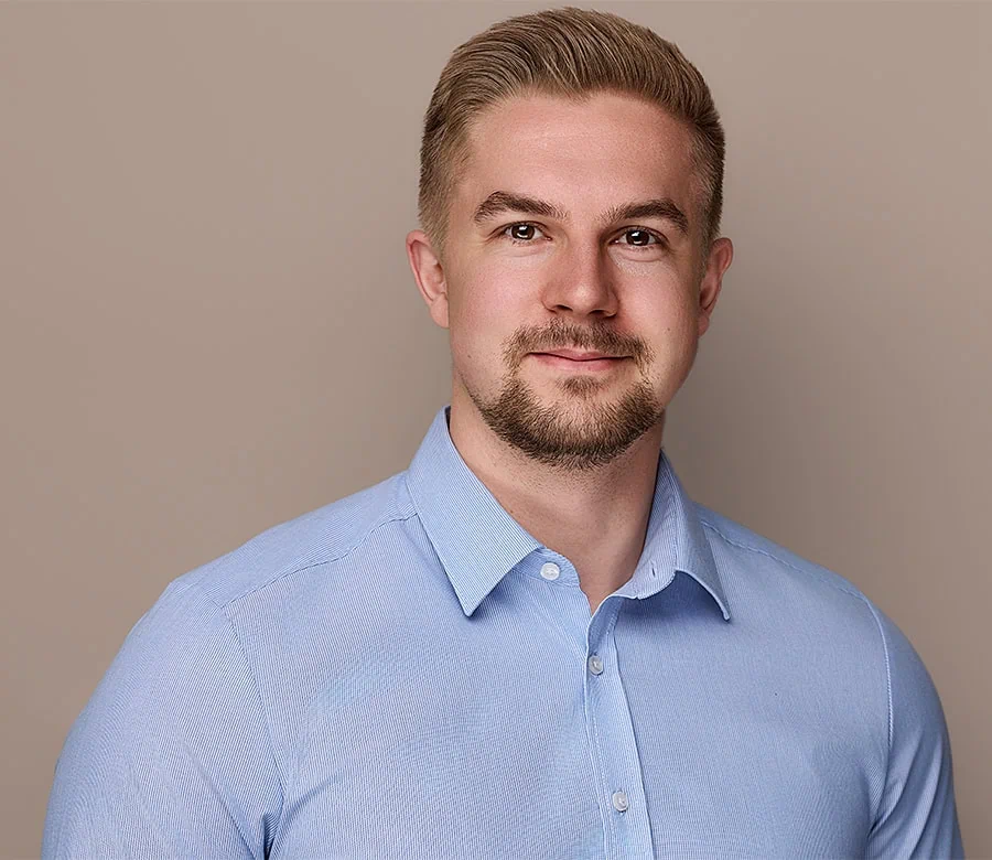 Das Foto zeigt das Porträt von Moritz Doberenz.